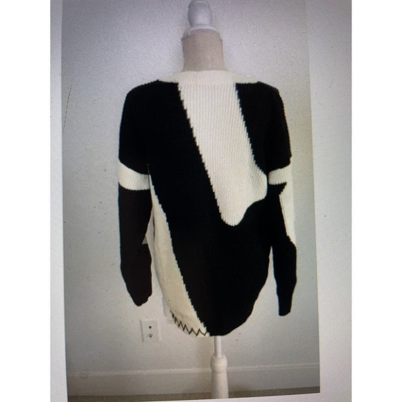 Sweater Oversized Black and White abstract round neck layering piece Size M or 6 - Picture 4 of 6